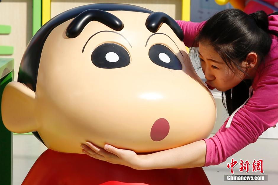4月22日，游客與蠟筆小新合影?！跋灩P小新25周年紀念特展”日前在北京開展，吸引了不少市民游客。
