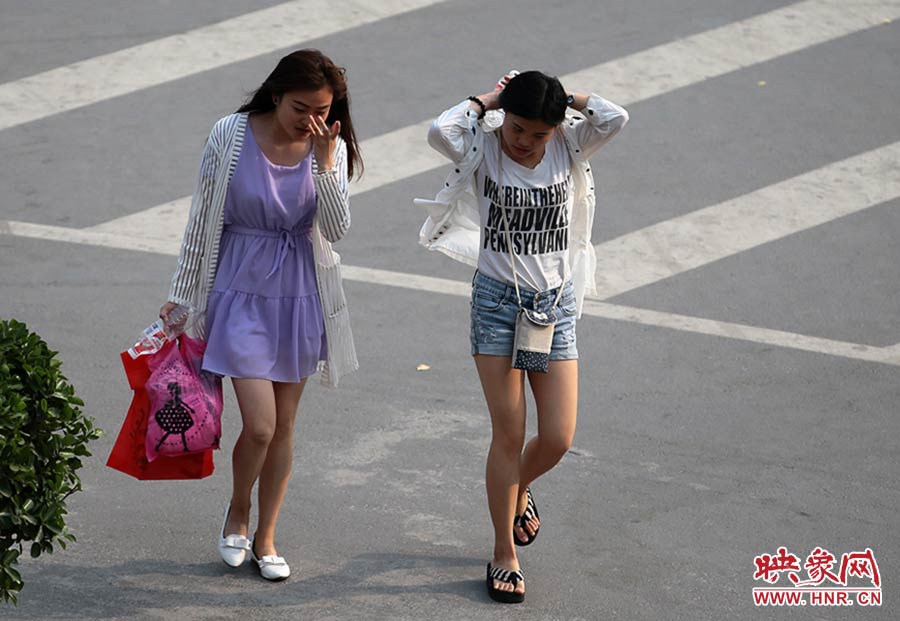 太熱了，還是把頭發(fā)扎起來(lái)