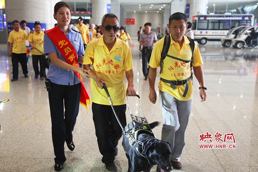接到鄭州市愛心導盲犬服務(wù)中心的乘車請求后，鄭州東站抽調(diào)了工作人員進行對接，提前做好服務(wù)引導準備。