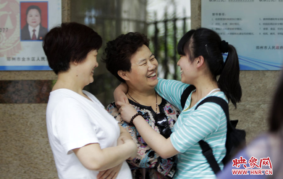 6月7日，鄭州回中考點(diǎn)，走出考場的考生和家長擁抱在一起