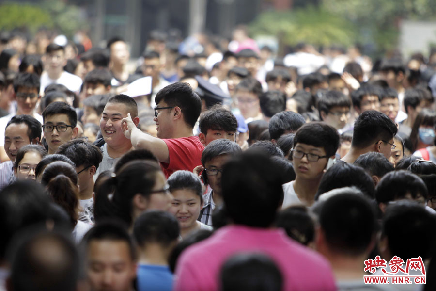 6月7日，鄭州回中考點(diǎn)，考生走出考場，面露笑容