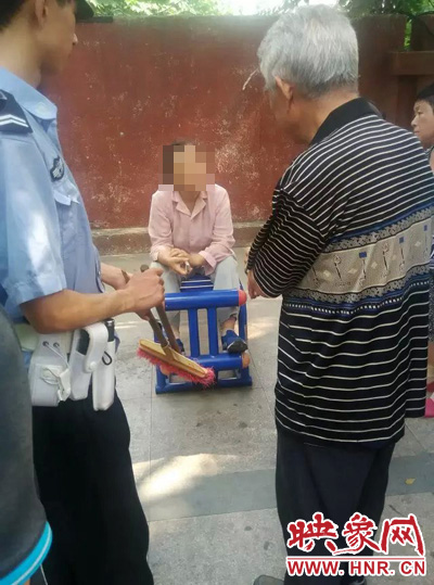 老太當(dāng)時坐在健身器材上做仰臥起坐，說環(huán)衛(wèi)工人影響她鍛煉身體了，便開始謾罵環(huán)衛(wèi)工人。