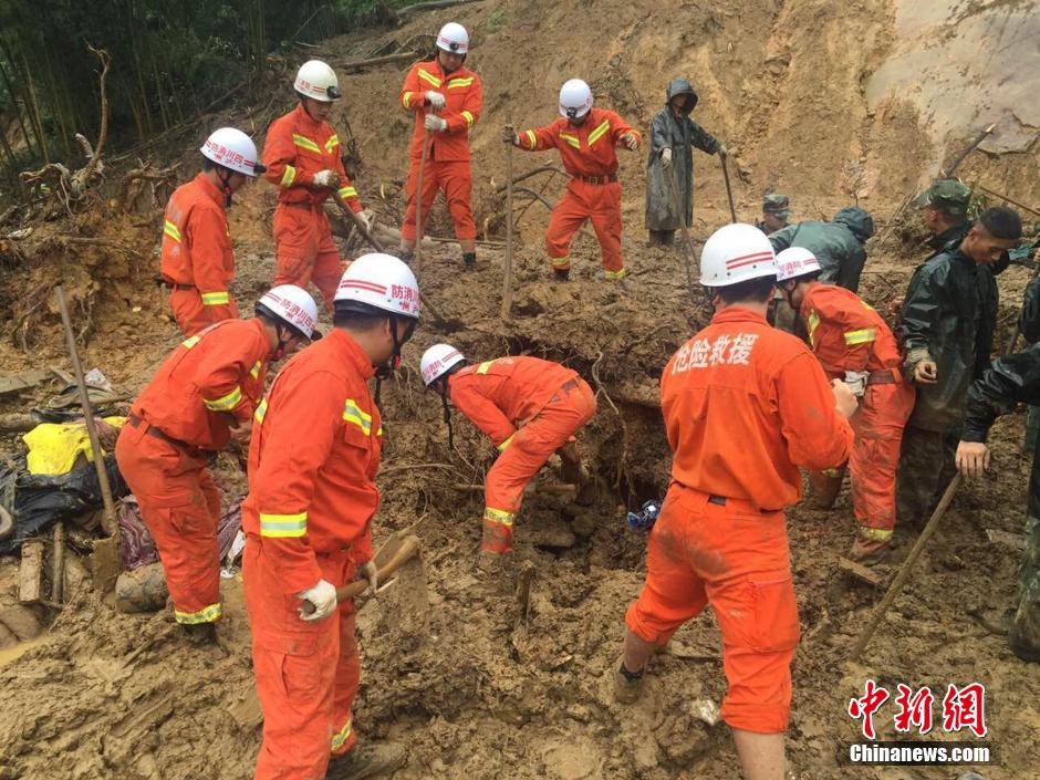 8月19日，救援人員正在全力搜尋被埋遇難者