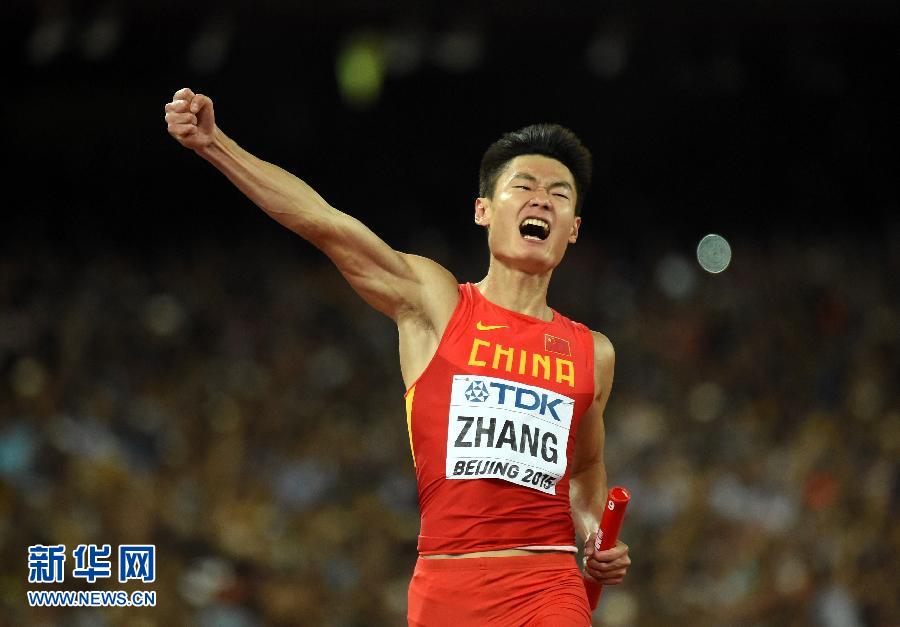 8月29日，中國隊選手張培萌沖過終點(diǎn)線后振臂歡呼。