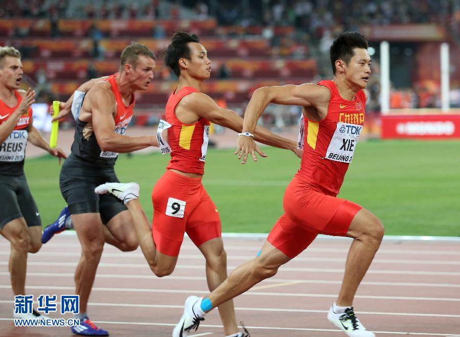 中國隊選手謝震業(yè)（右一）和莫有雪在比賽中交接棒。