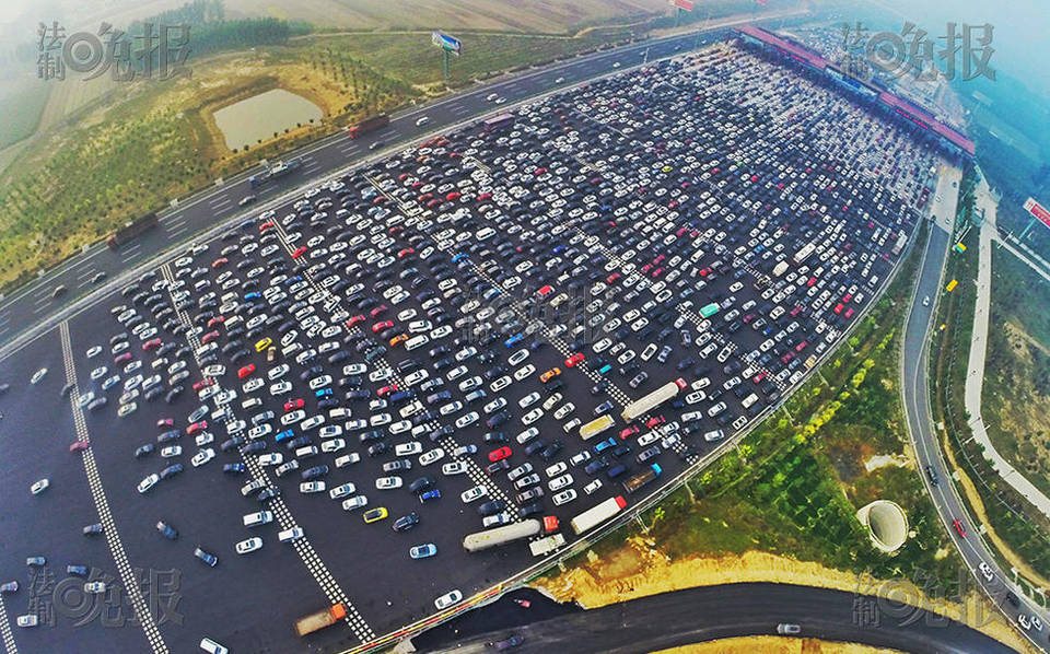 進(jìn)京方向收費站前堵滿車流。