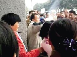 一對夫婦攔住小學(xué)生求助，被家長和市民當(dāng)成人販子圍毆