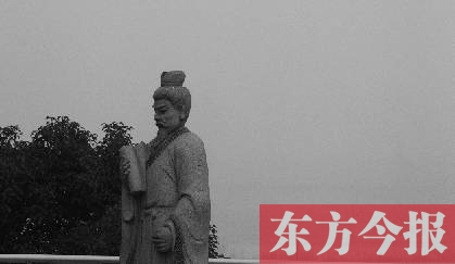 23日，從中原福塔基座平臺看向世紀歡樂園的景象