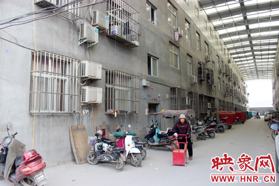 三棟居民樓沒(méi)有任何手續(xù)，沒(méi)有房產(chǎn)證，售價(jià)超級(jí)低。