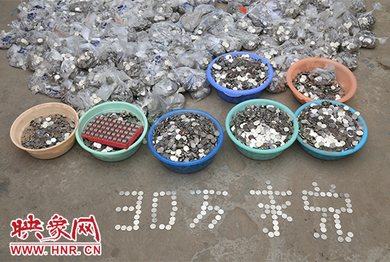 據(jù)負責清點“巨資”的張大爺介紹，這筆“巨資”積攢了兩個月左右，有30萬左右，重達3000多斤。