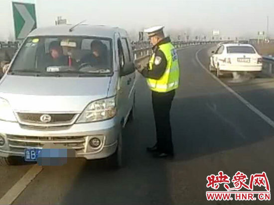 2月3日，一名男子因錯(cuò)過(guò)了路口不顧自身安全竟然在高速上逆行，被焦作高速交警逮個(gè)正著。