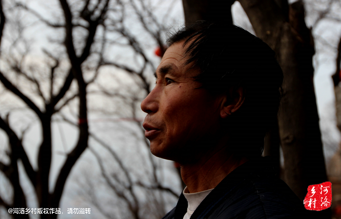 不過老崔對鄰居卻有著十分的不屑，平日里他們的生活，主要是自己種植的蔬菜和野菜，偶爾有山下香客的供奉。而鄰居卻經(jīng)常揀一些驢友丟棄的物品，飲料瓶，塑料紙，或者其它的物品。
