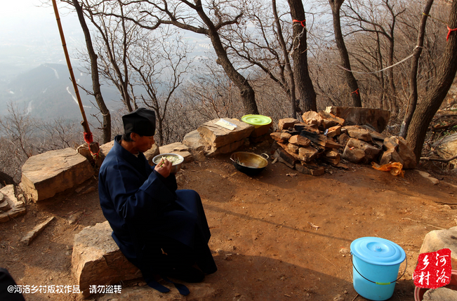 鄰居有時候會拿這些廢品下山，換取一些食物，對于老崔來說，既然出家就該安守清貧，撿破爛換好吃的，不是出家人該做的。他偷偷把鄰居的一大包廢品踢下了山，于是爭吵并且打起了架。