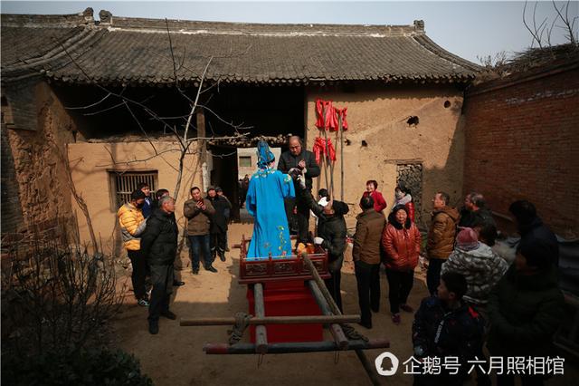 洛陽(yáng)過年村里耍高抬 小演員嚇哭好幾次