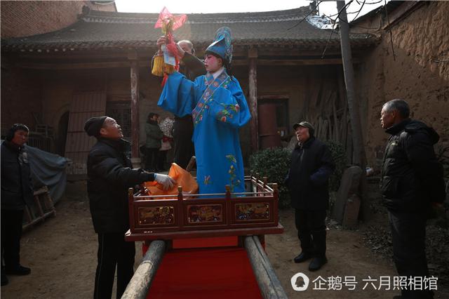 洛陽(yáng)過年村里耍高抬 小演員嚇哭好幾次