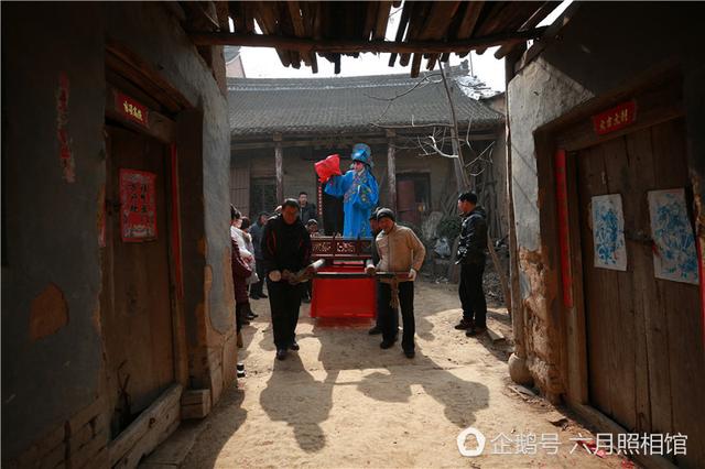 洛陽(yáng)過年村里耍高抬 小演員嚇哭好幾次