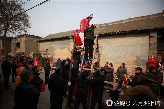 洛陽(yáng)過年村里耍高抬 小演員嚇哭好幾次