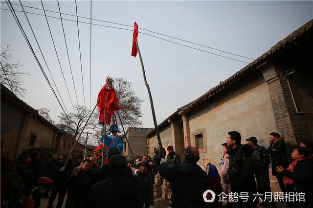 洛陽(yáng)過年村里耍高抬 小演員嚇哭好幾次
