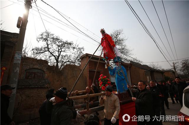 洛陽(yáng)過年村里耍高抬 小演員嚇哭好幾次