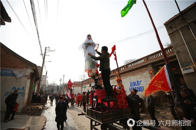 洛陽(yáng)過年村里耍高抬 小演員嚇哭好幾次