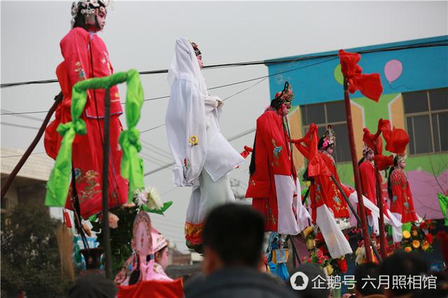 洛陽(yáng)過年村里耍高抬 小演員嚇哭好幾次