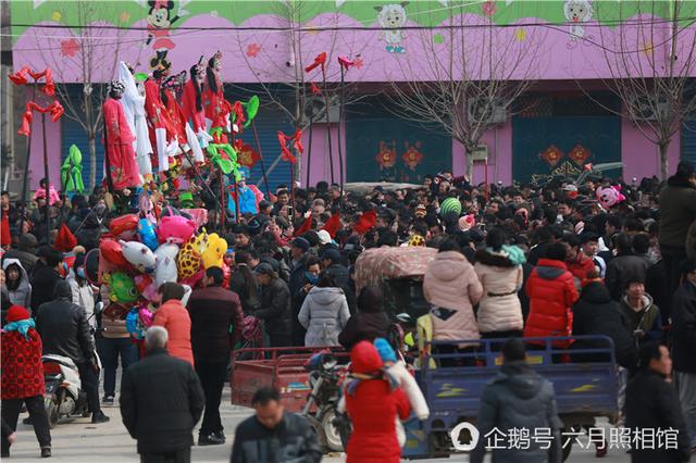 洛陽(yáng)過年村里耍高抬 小演員嚇哭好幾次