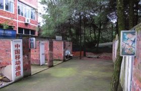 緊挨鐵山坪基地，有一條“迷你”街道，雖然簡(jiǎn)陋，但尚未拆去的店鋪名稱(chēng)顯出了曾經(jīng)的“繁華”。組圖/記者倪志剛