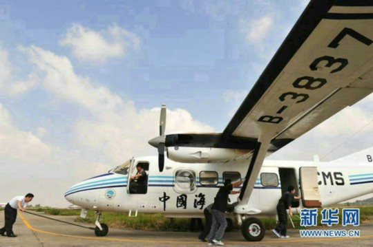 資料圖：中國海監(jiān)東海航空支隊舟山基地工作人員正在進行運-12飛機備航。