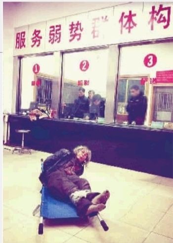 1月7日23點(diǎn)50分，長沙市救助管理站大廳，一名老年流浪者躺在擔(dān)架上，無助地看著記者。