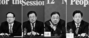 昨天，國(guó)務(wù)院深化醫(yī)藥衛(wèi)生體制改革領(lǐng)導(dǎo)小組辦公室負(fù)責(zé)人王保安、孫志剛、馬曉偉、胡曉義（從左至右）就“醫(yī)藥衛(wèi)生體制改革”有關(guān)問(wèn)題回答記者提問(wèn)。記者王鵬/攝
