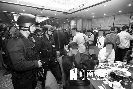 手持微沖、身穿防彈背心的警員進(jìn)入酒樓進(jìn)行調(diào)查。深圳警方供圖