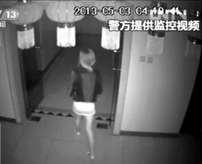 監(jiān)控視頻中，女子獨自走向墜樓處。 央視視頻截圖