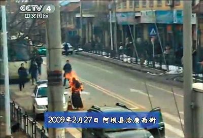 2009年2月27日，一名僧侶在阿壩縣洽唐西街自焚。本版圖片/央視截圖