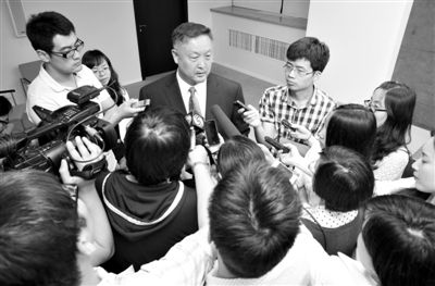 6月5日，商務(wù)部新聞辦公室召開“中歐光伏產(chǎn)品貿(mào)易摩擦”專題發(fā)布會。發(fā)布會結(jié)束后，中國機電產(chǎn)品進出口商會會長張鈺晶接受記者采訪。新京報記者