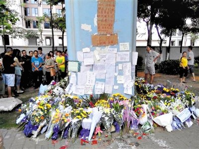 　昨日，廈門市民在BRT的橋墩下放上鮮花悼念逝者。新京報記者 郭鐵流 攝