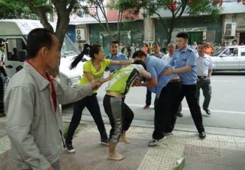 　圖為5月31日，延安城管隊(duì)員暴力執(zhí)法場面。