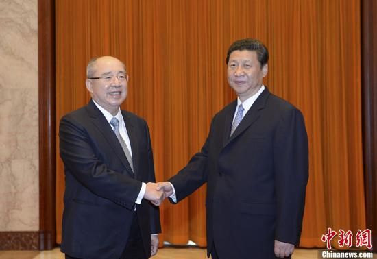 中共中央總書(shū)記習(xí)近平13日下午在北京人民大會(huì)堂會(huì)見(jiàn)了中國(guó)國(guó)民黨榮譽(yù)主席吳伯雄率領(lǐng)的國(guó)民黨大陸訪(fǎng)問(wèn)團(tuán)一行。中新社發(fā) 廖攀 攝