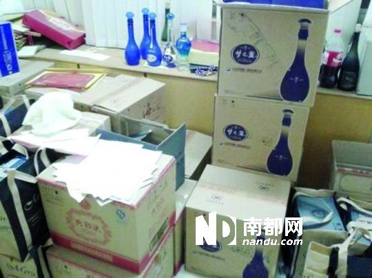 　　江蘇靖江市工商局餐廳倉庫里被爆堆滿了高檔酒。