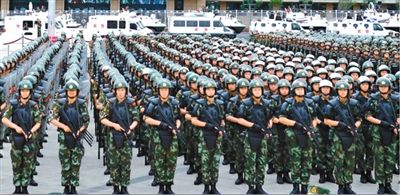 6月29日，新疆武警部隊反恐維穩(wěn)誓師大會在烏魯木齊市人民廣場舉行。據(jù)《新疆日報》