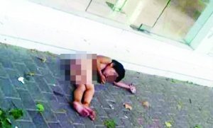大熱天，小女孩赤身躺在馬路上