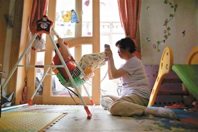 6月14日，未婚媽媽于軍的家里，她正在陪女兒悅悅玩耍。悅悅4歲了，因為沒有爸爸的信息而始終上不了戶口。