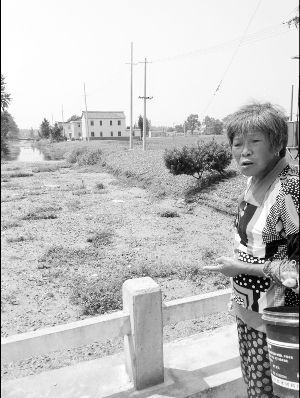 河里長(zhǎng)滿浮萍漂著垃圾，村民有時(shí)不得已用河水應(yīng)急