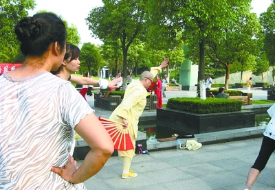 【漢網(wǎng)市民記者“關(guān)艾” 圖文報(bào)道】近日，我在漢陽一公園內(nèi)，看見幾個(gè)削發(fā)尼姑和群眾們在一起跳健身舞。