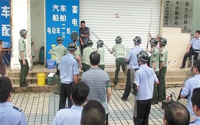 昨日，警方趕到現(xiàn)場(chǎng)制服嫌疑人何某。