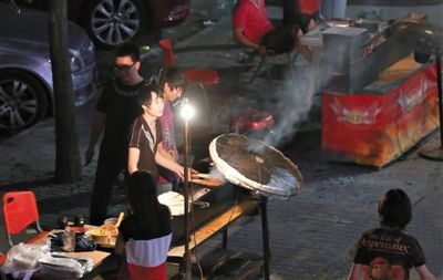7月4日，青年路國美第一城小區(qū)附近的夜市臨街露天燒烤攤。