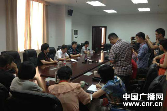 試卷原件展示前向媒體說明情況，并要求媒體不能拍照或攝像