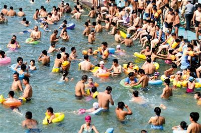 昨日，濟(jì)南市最高氣溫超過37℃，位于市區(qū)黑虎泉畔的泉水浴場(chǎng)免費(fèi)開放。