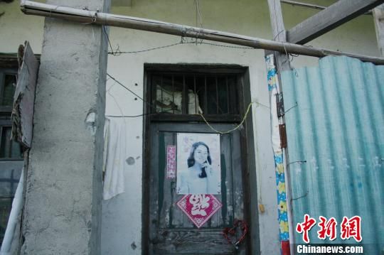 圖為嫌犯租住的民房，當天受害人即攀在門上的窗口對外呼救。 吳佳蔚 攝