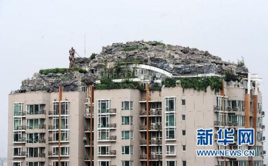位于北京市海淀區(qū)白石橋路45號(hào)人濟(jì)山莊小區(qū)B棟樓頂?shù)募偕絼e墅（8月12日攝）。
