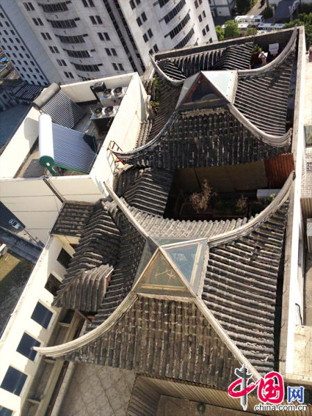 2013年8月14日，江蘇蘇州蘇州市三香大廈高樓18層樓頂東側(cè)陽臺上的“蘇州園林”式別墅，兩座涼亭和兩道回廊，飛檐翹角，一派蘇州園林的氣勢。中國網(wǎng)圖片庫李俊鋒攝影